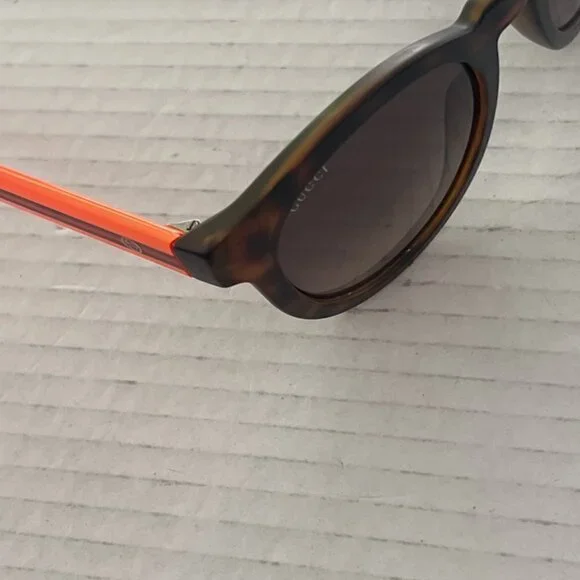 Gucci retro neon orange and green stripped legs sunglasses display picture 3